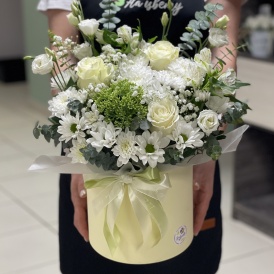 Композиция в шляпной коробке "Белый сон"