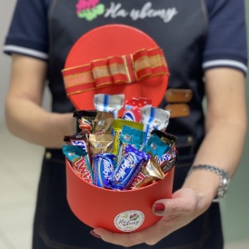 Подарочный набор конфет в шляпной коробке