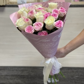 Букет белых роз с кустовой розой