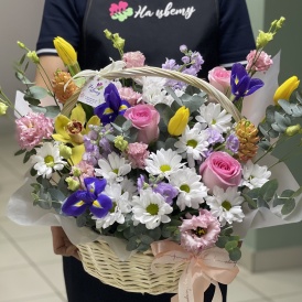 Композиция в корзине весенняя "Праздничная"