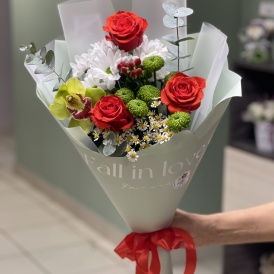 Букет с алыми розами "вечерний закат"