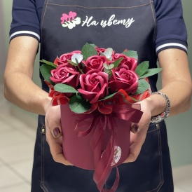 Композиция из 7 бордовых мыльных роз