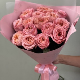 Букет из 15 пионовидных Эквадорских роз в упаковке