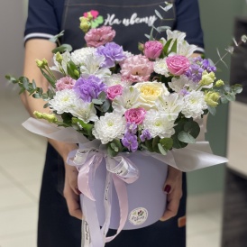 Композиция в шляпной коробке "Лиловый шик"