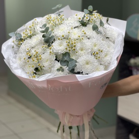 Букет из хризантем и полевых ромашек с эвкалиптом "Нежность хризантем"