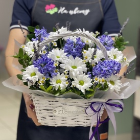 Композиция в корзине "Аромат гиацинтов"