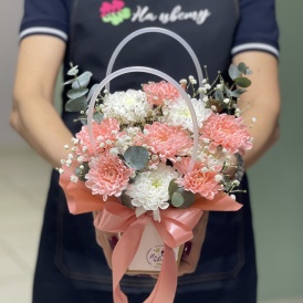 Композиция их хризантем в сумочке "Легкий шёлк"