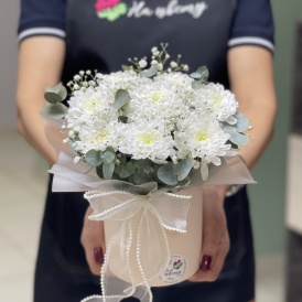 Композиция из хризантем в шляпной коробочке "Белая мечта"