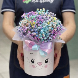 Композиция из разноцветной гипсофилы в шляпной коробочке "Зайка"