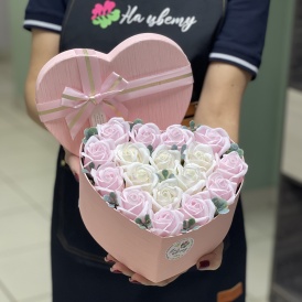 Композиция в розовом сердце из 17 розово-белых мыльных роз