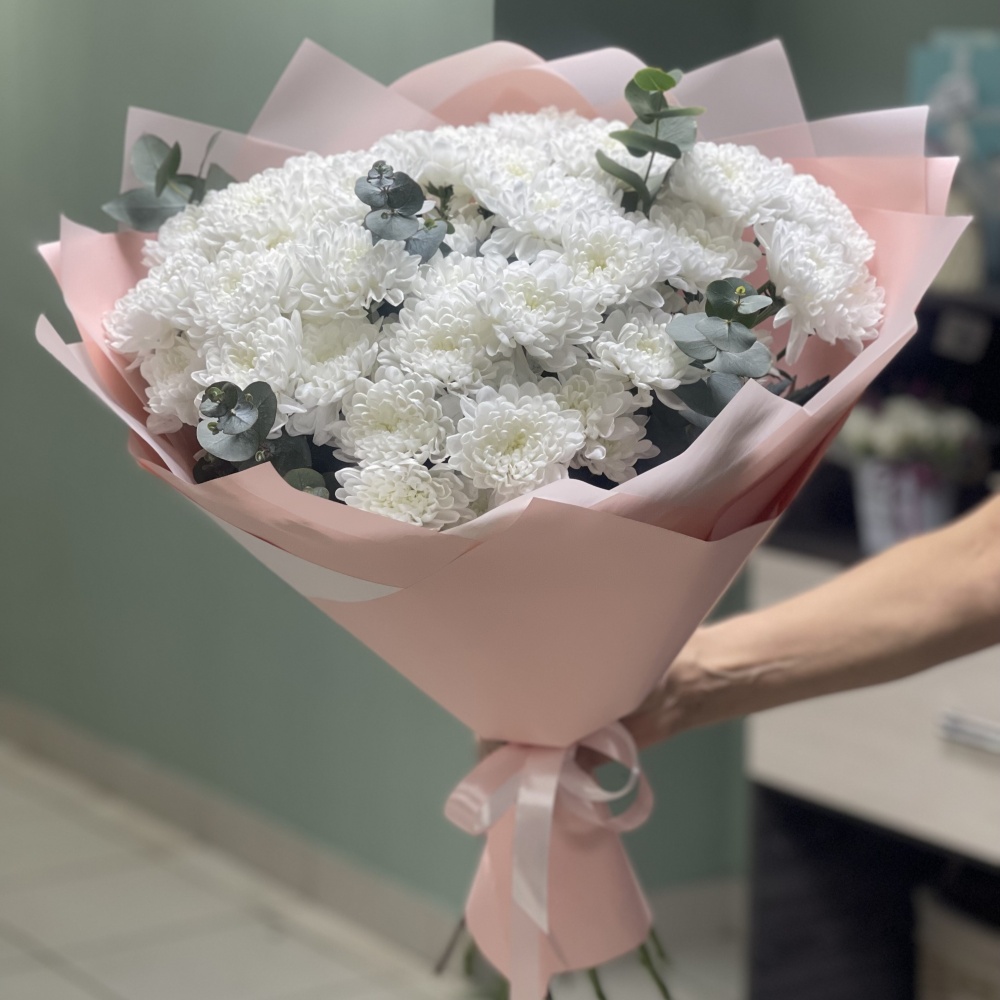 Букет из хризантем и эвкалипта "Белый вальс"