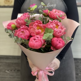 Букет из 9 коралловых пионов с эвкалиптом