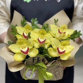 Композиция из экзотических орхидей "Солнечный привет"