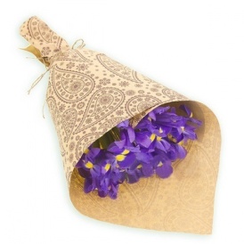 Букет из 15 ирисов в крафте