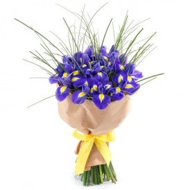 Букет из 15 ирисов с зеленью в крафте