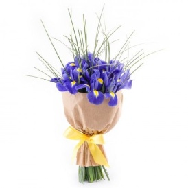 Букет из 11 ирисов с зеленью в крафте