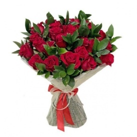 Букет из 45  красных  Эквадорских роз и зелени