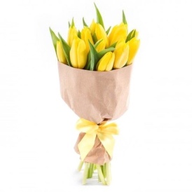 Букет из 11 желтых тюльпанов в крафте