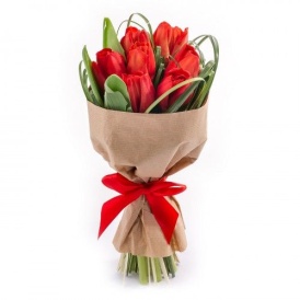 Букет из 11 красных пионовидных тюльпанов с зеленью в крафте