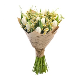 Букет из белых 11 тюльпанов и полевых ромашек