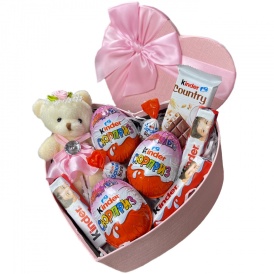 Коробочка "Розовое сердце с мишкой и сладостями"