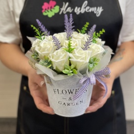 11 кремовых мыльных роз в ведерке Flowers & Garden