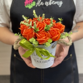 11 оранжевых мыльных роз в ведерке Flowers & Garden