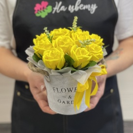 11 желтых мыльных роз в ведерке Flowers & Garden